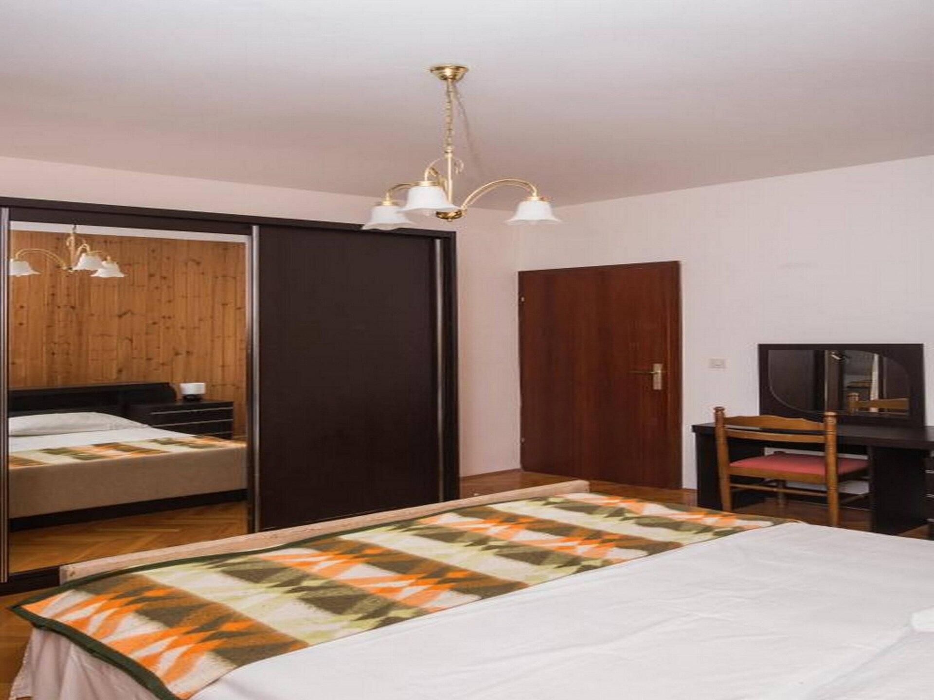 Ruim 8-persoons appartement op de eerste verdieping, vlakbij zee in Brodarica - foto 12