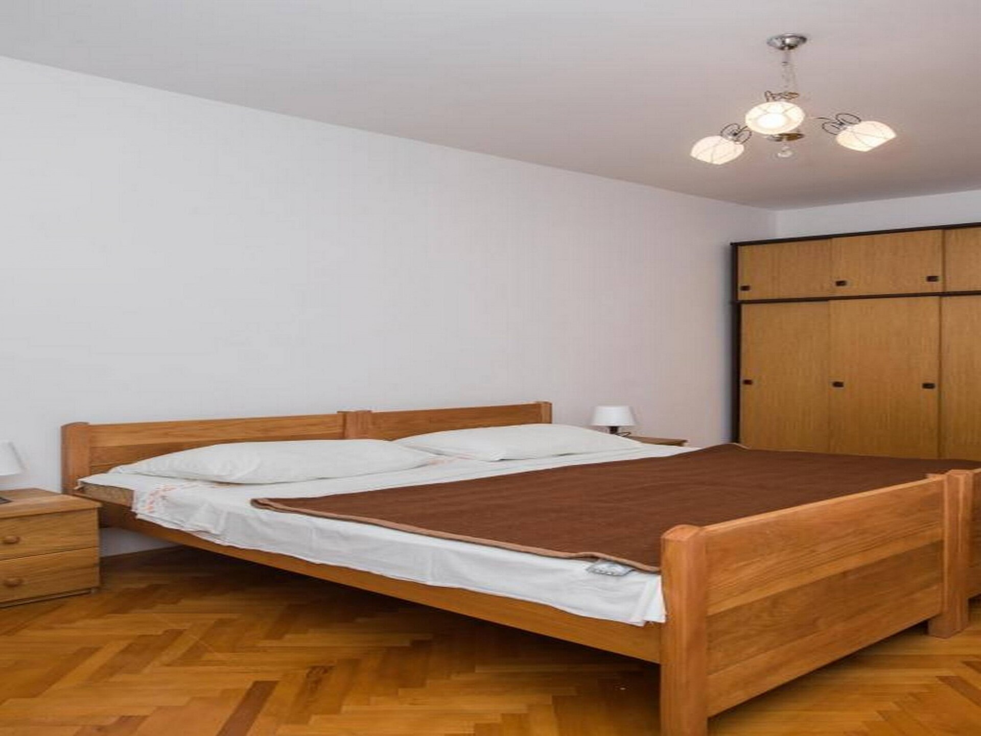 Ruim 8-persoons appartement op de eerste verdieping, vlakbij zee in Brodarica - foto 15
