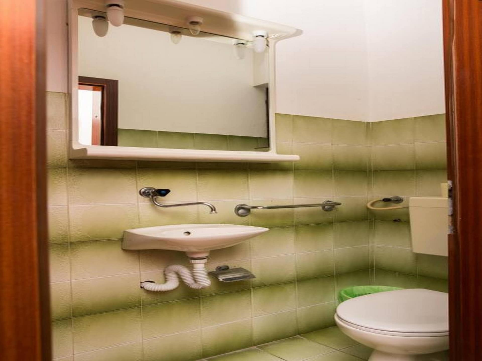 Ruim 8-persoons appartement op de eerste verdieping, vlakbij zee in Brodarica - foto 19