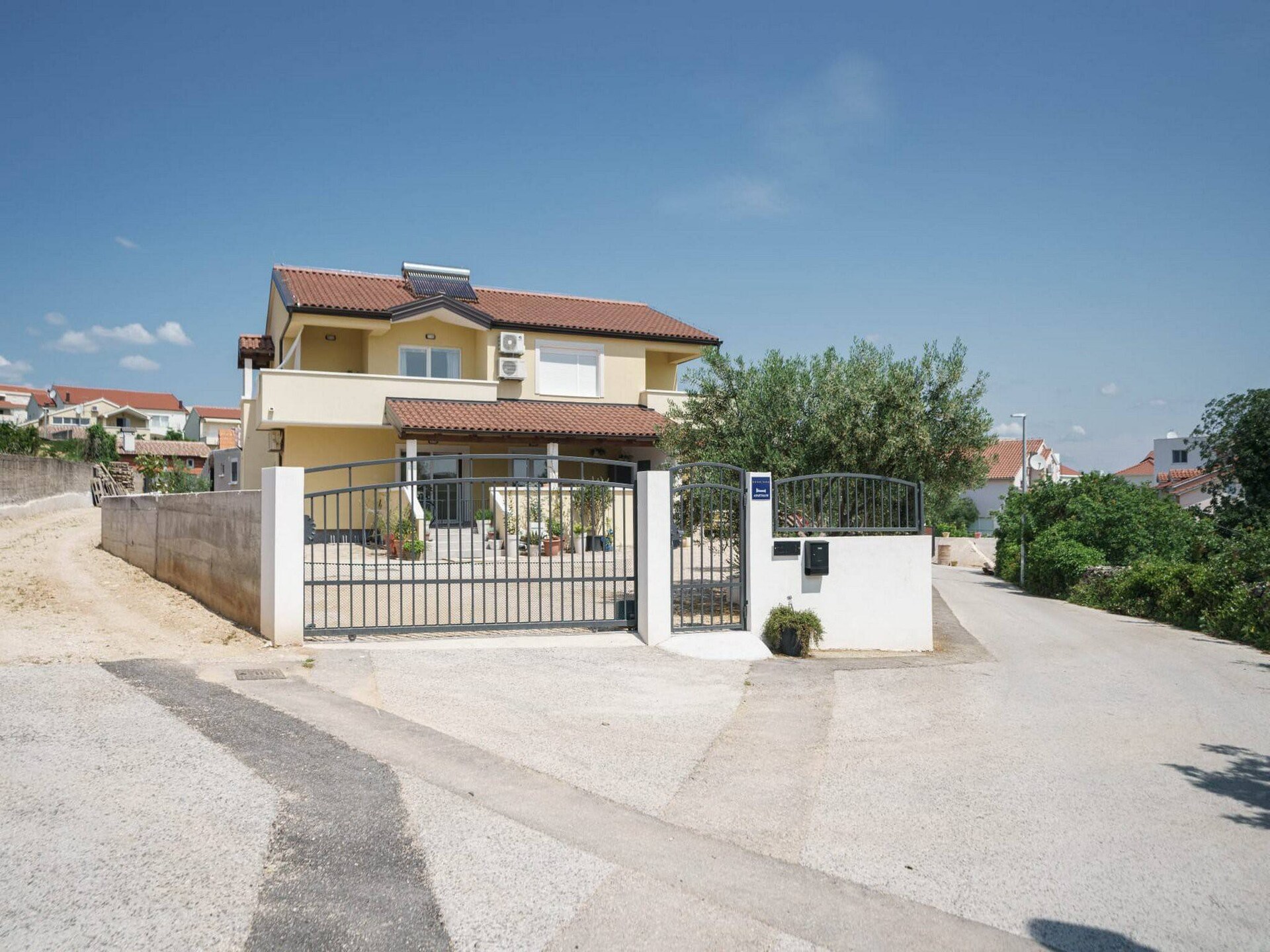 Knus appartement met tuin en BBQ op 1,5 km van het strand in Vodice - foto 1