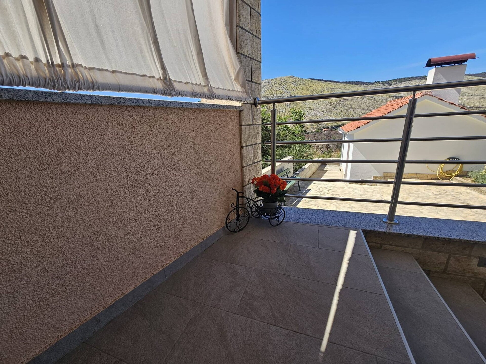 Knusse studio voor 3 bij zee in Grebaštica met tuin en BBQ - foto 8