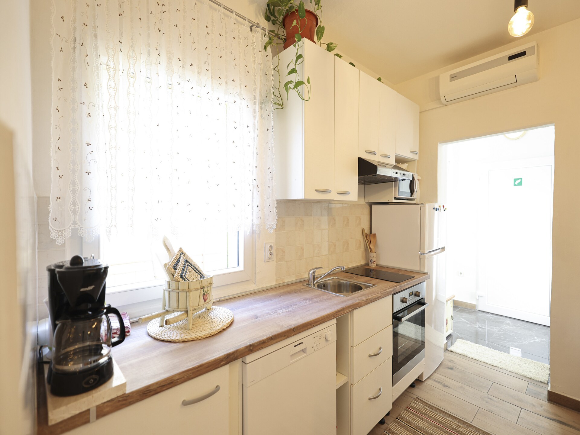 Appartement Rustica: 2-slaapkamer oase met tuin en BBQ nabij strand Zadar - foto 13