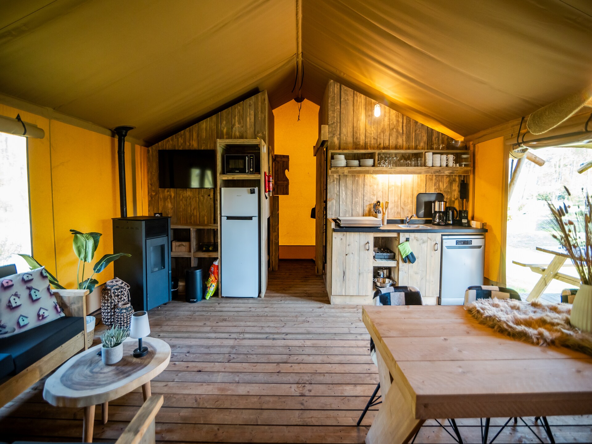 Luxe Safaritent met pelletkachel op groen vakantiepark in Markelo - foto 9