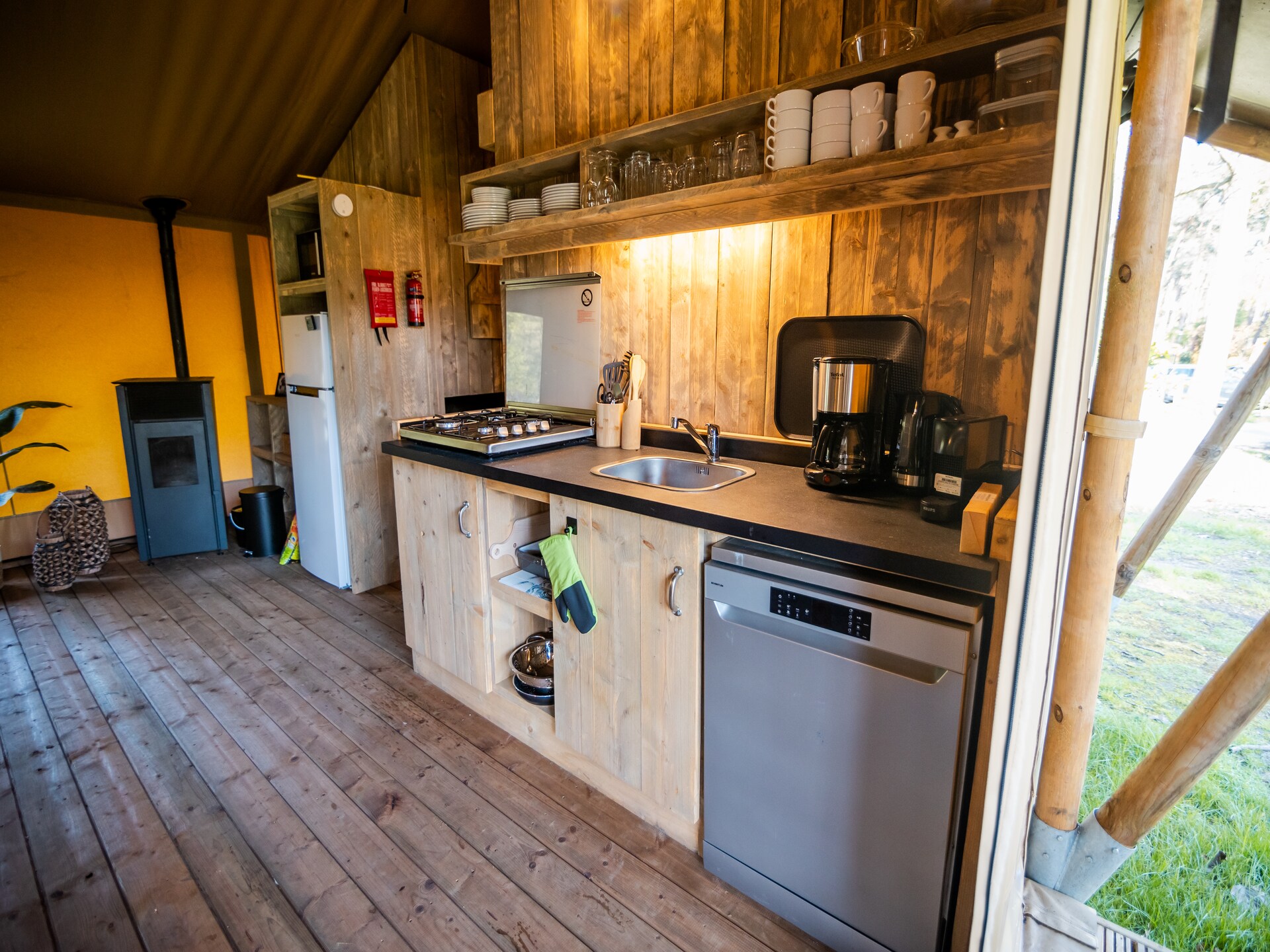 Luxe Safaritent met pelletkachel op groen vakantiepark in Markelo - foto 11