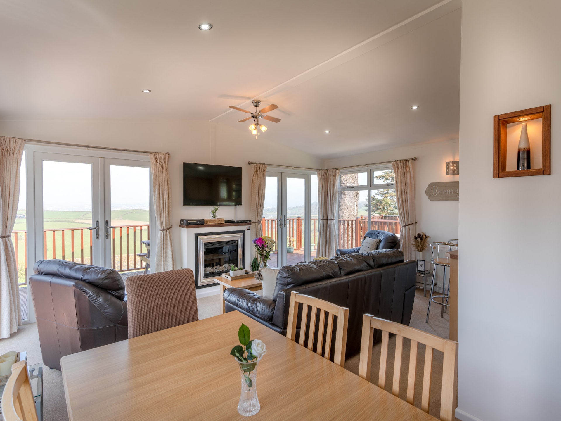 Ruim, huisdiervriendelijk chalet voor 6 met zwembad bij Whitsand Bay - foto 7