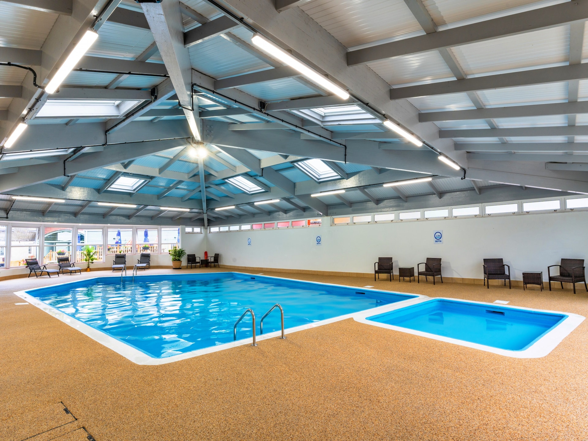 Ruim, huisdiervriendelijk chalet voor 6 met zwembad bij Whitsand Bay - foto 1