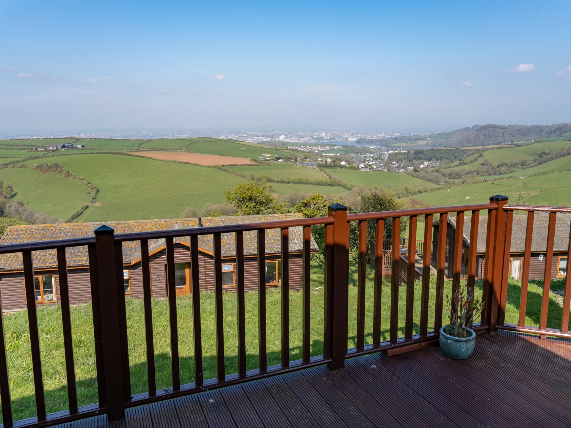 Ruim, huisdiervriendelijk chalet voor 6 met zwembad bij Whitsand Bay - foto 34