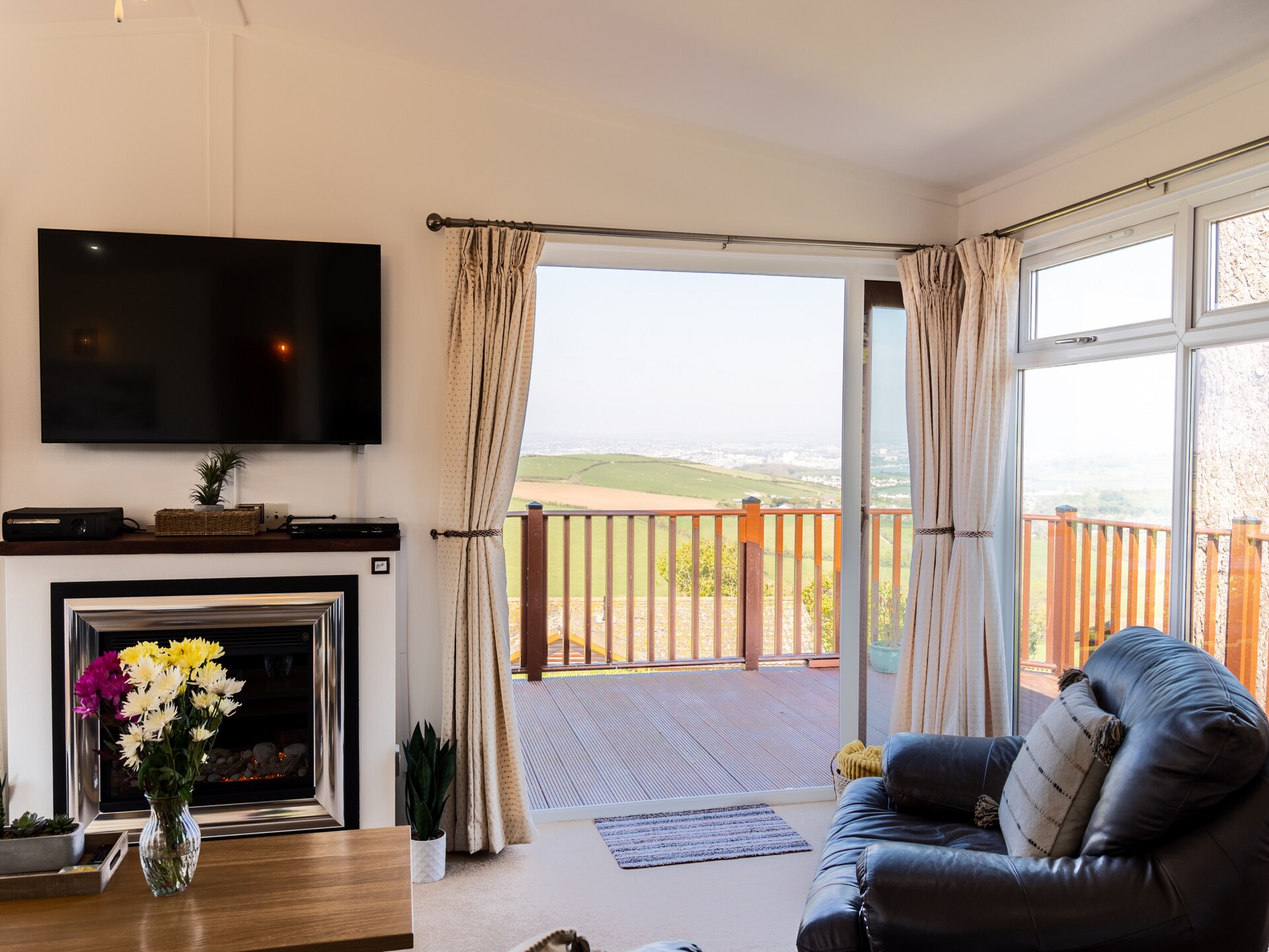 Ruim, huisdiervriendelijk chalet voor 6 met zwembad bij Whitsand Bay - foto 10