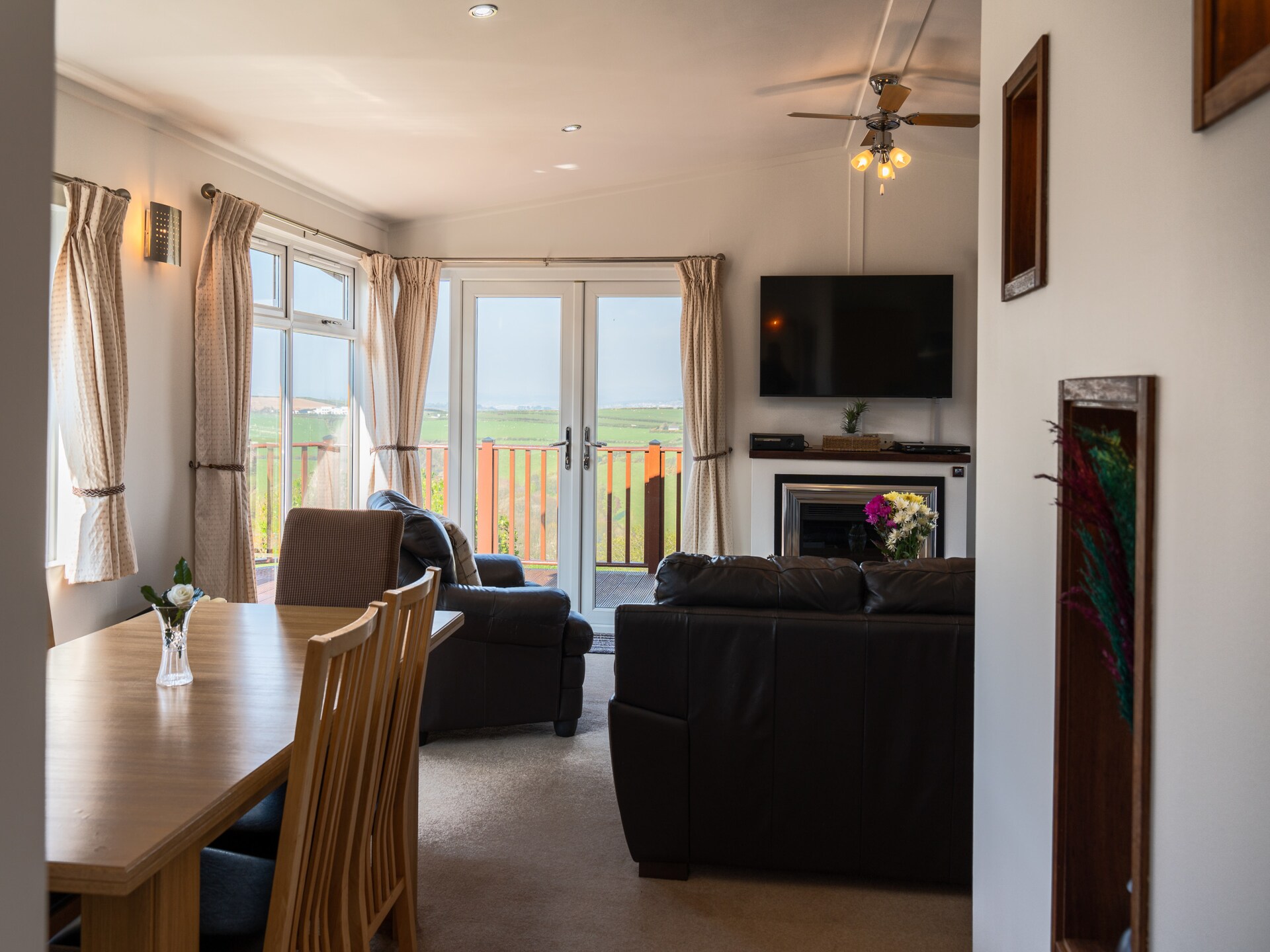 Ruim, huisdiervriendelijk chalet voor 6 met zwembad bij Whitsand Bay - foto 11
