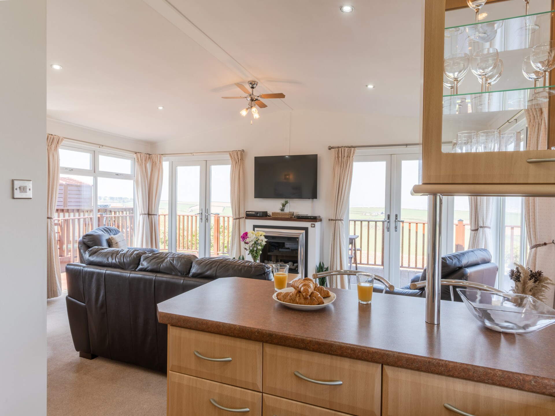 Ruim, huisdiervriendelijk chalet voor 6 met zwembad bij Whitsand Bay - foto 12
