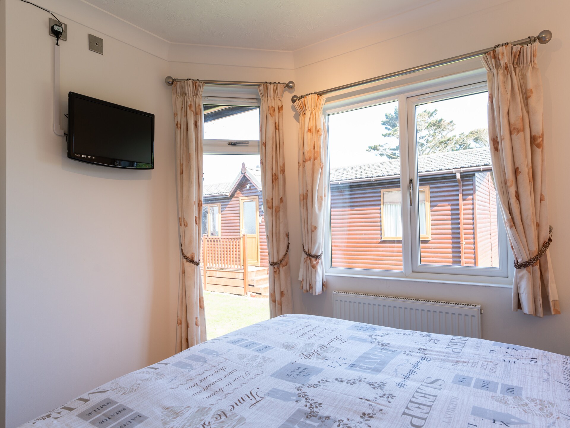 Ruim, huisdiervriendelijk chalet voor 6 met zwembad bij Whitsand Bay - foto 16