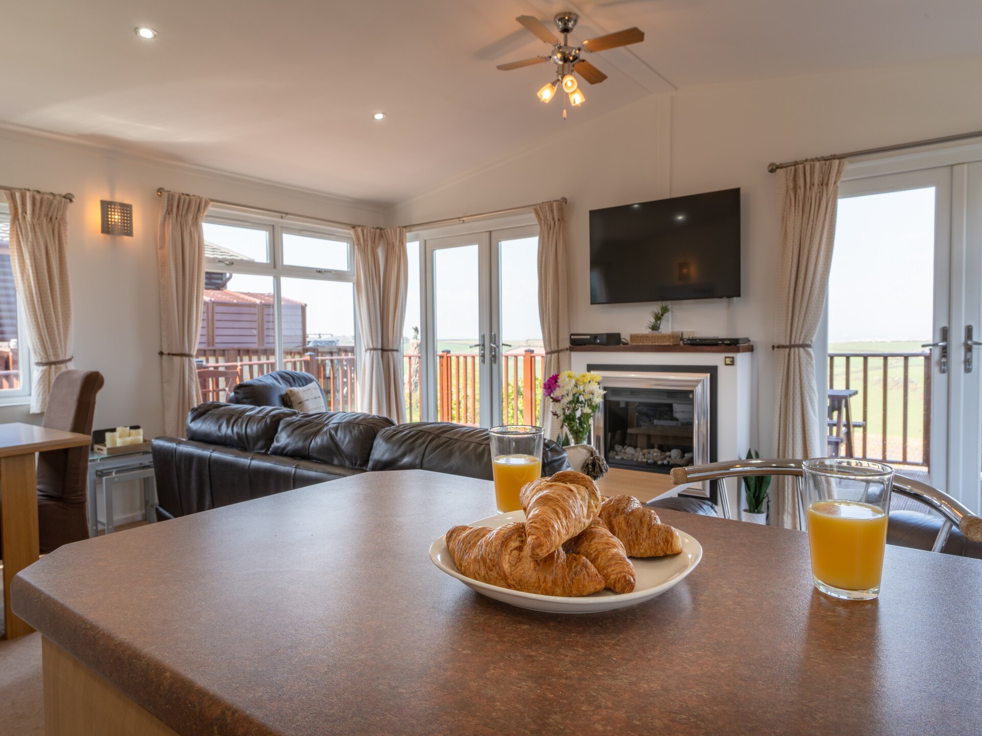Ruim, huisdiervriendelijk chalet voor 6 met zwembad bij Whitsand Bay - foto 13