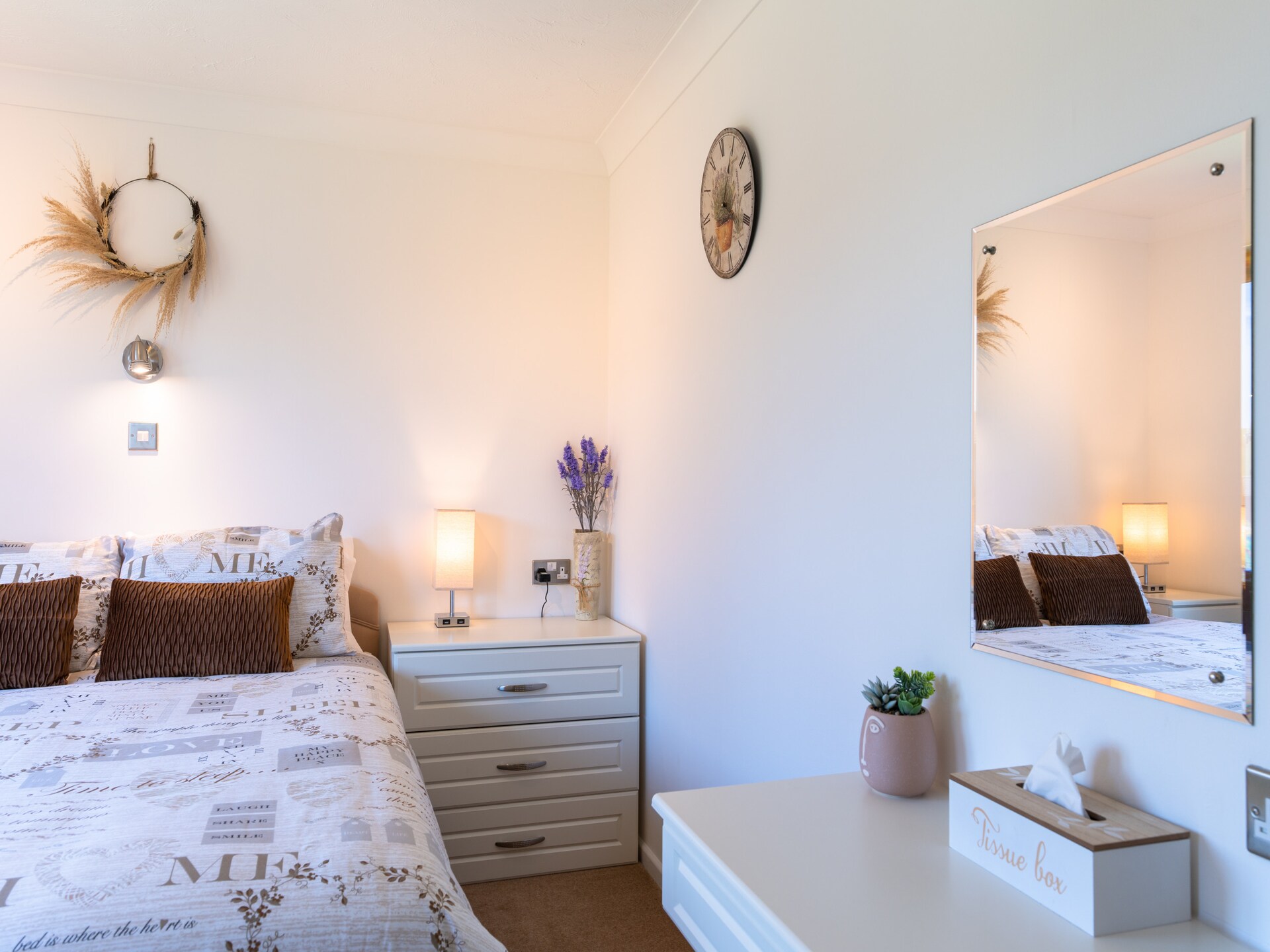Ruim, huisdiervriendelijk chalet voor 6 met zwembad bij Whitsand Bay - foto 18