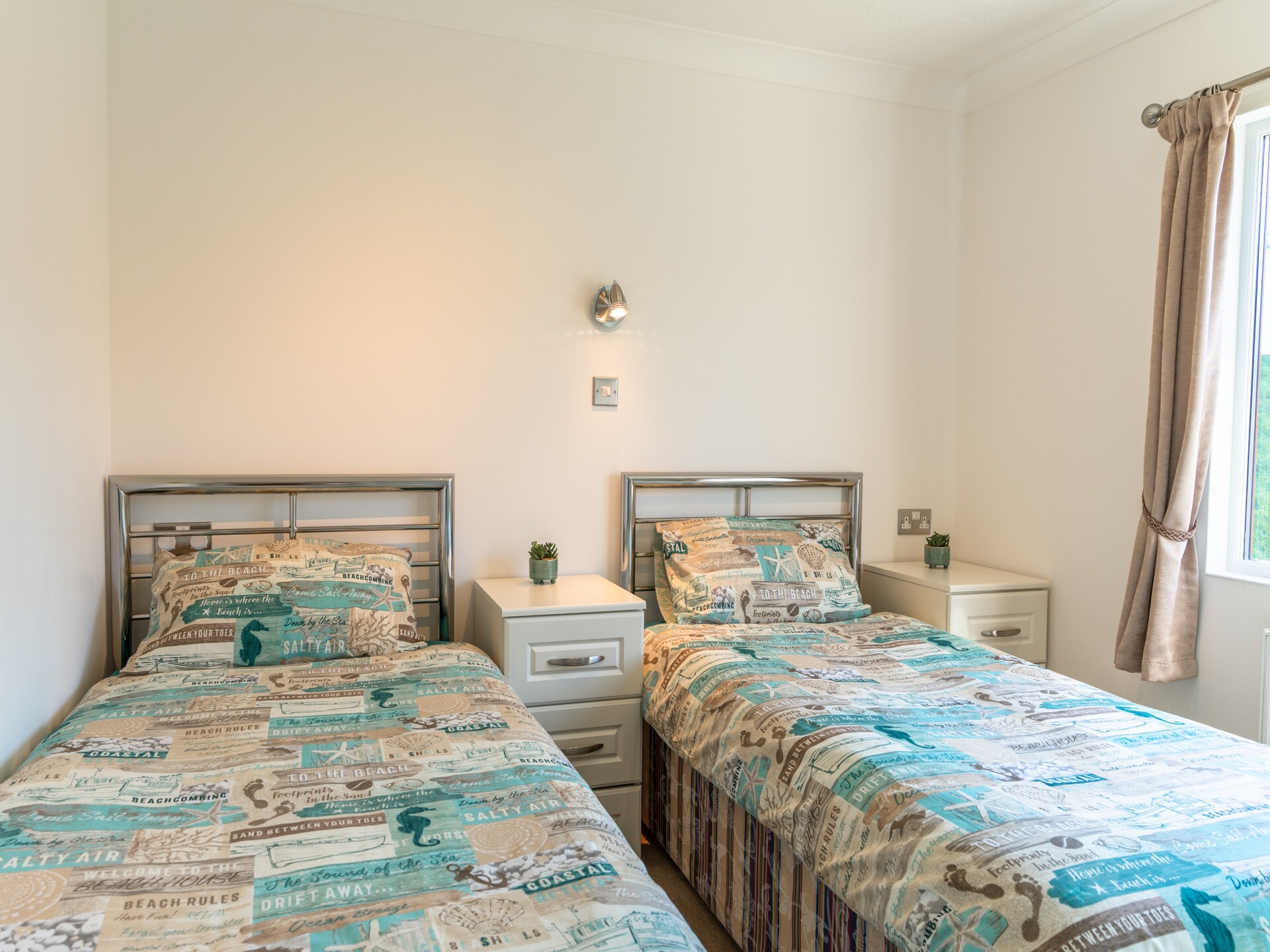 Ruim, huisdiervriendelijk chalet voor 6 met zwembad bij Whitsand Bay - foto 15