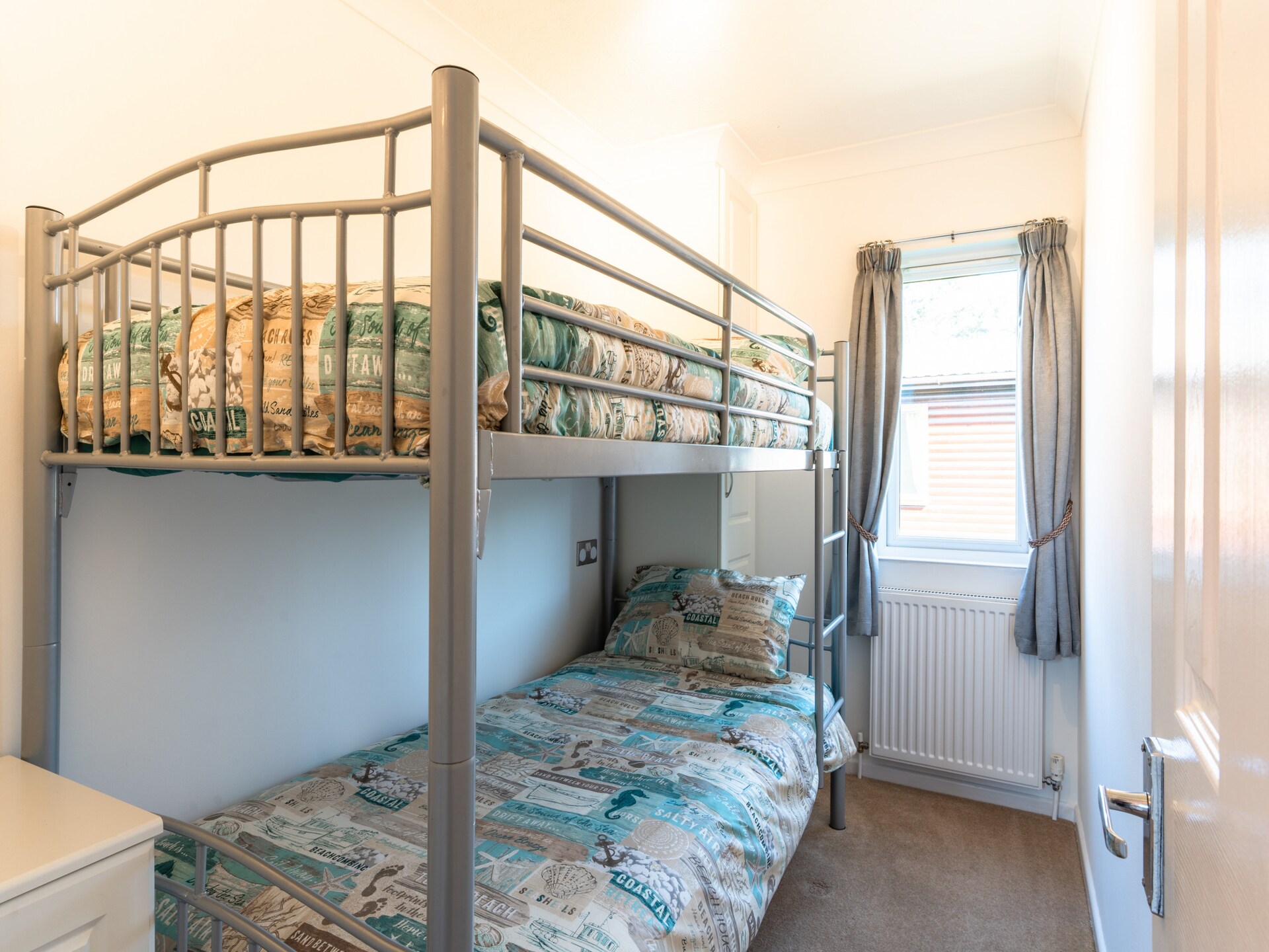 Ruim, huisdiervriendelijk chalet voor 6 met zwembad bij Whitsand Bay - foto 17