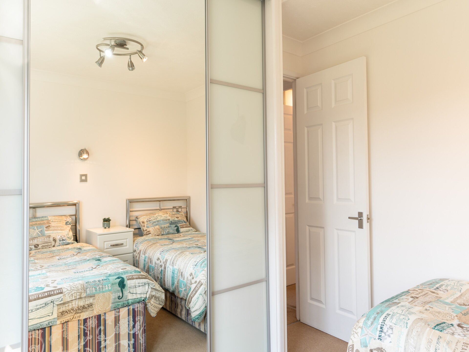 Ruim, huisdiervriendelijk chalet voor 6 met zwembad bij Whitsand Bay - foto 14
