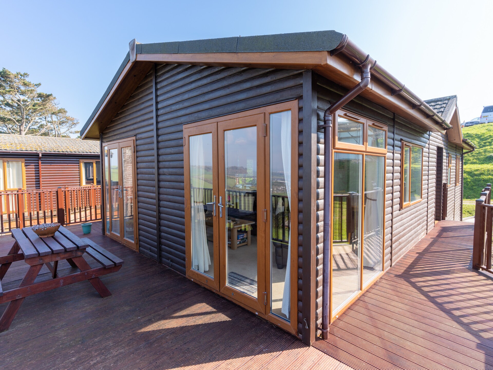 Ruim, huisdiervriendelijk chalet voor 6 met zwembad bij Whitsand Bay - foto 5