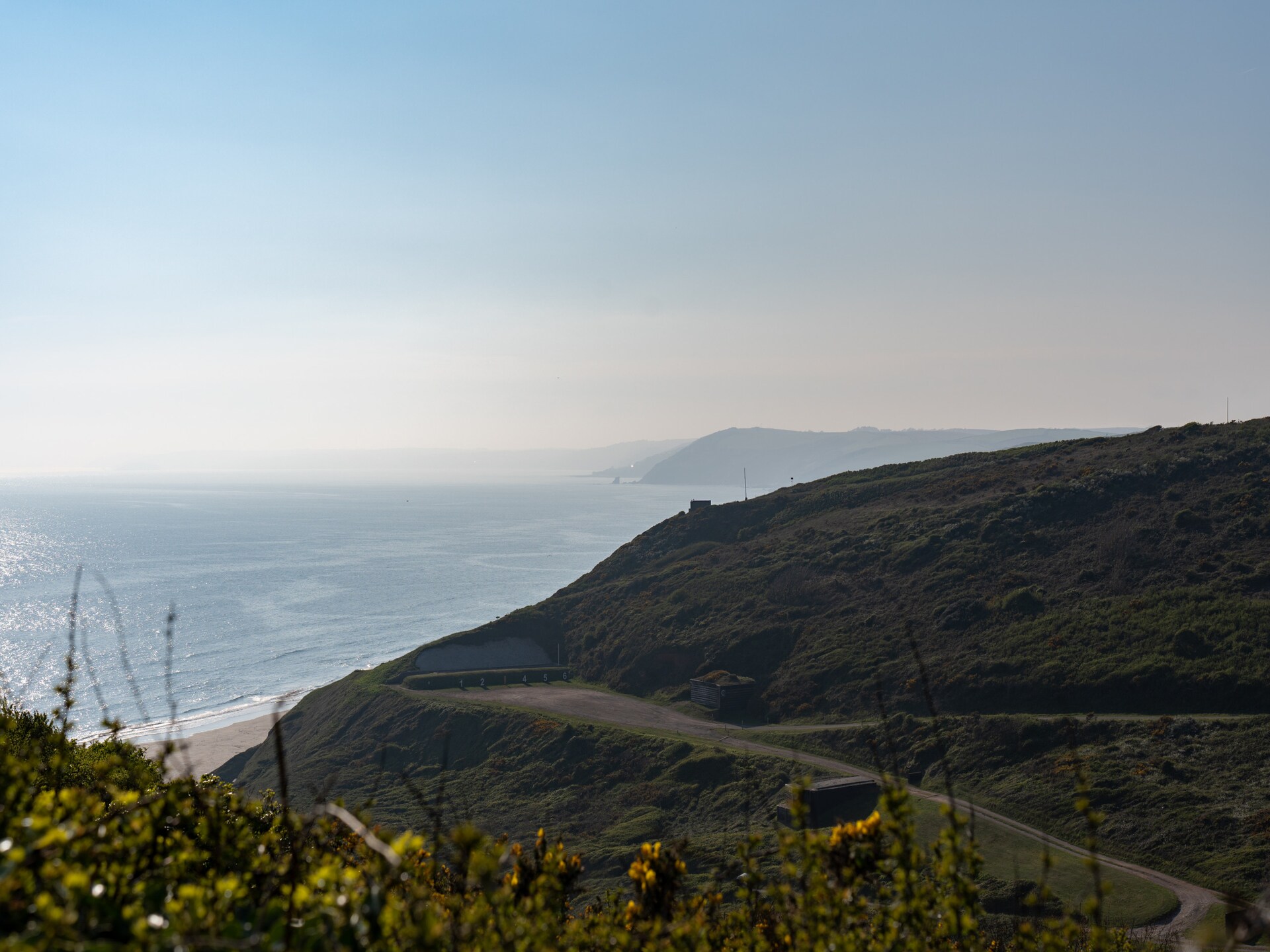 Ruim, huisdiervriendelijk chalet voor 6 met zwembad bij Whitsand Bay - foto 31