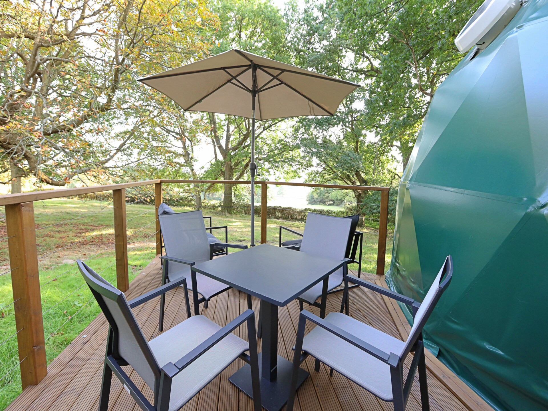 Luxe glamping koepel met hot tub en panoramisch uitzicht op Kent - foto 4