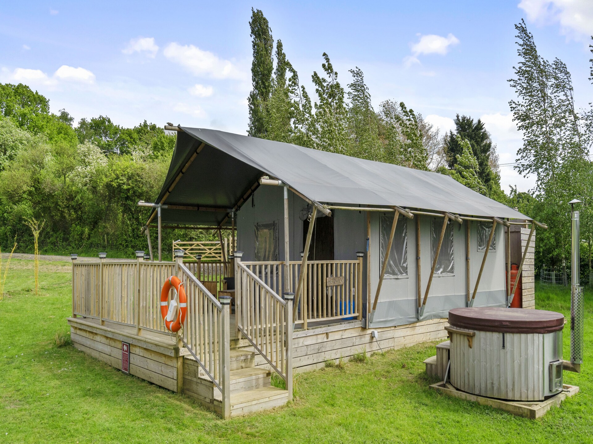 Safaritent aan meer op privéboerderij met hottub, vlakbij Hertford - foto 1