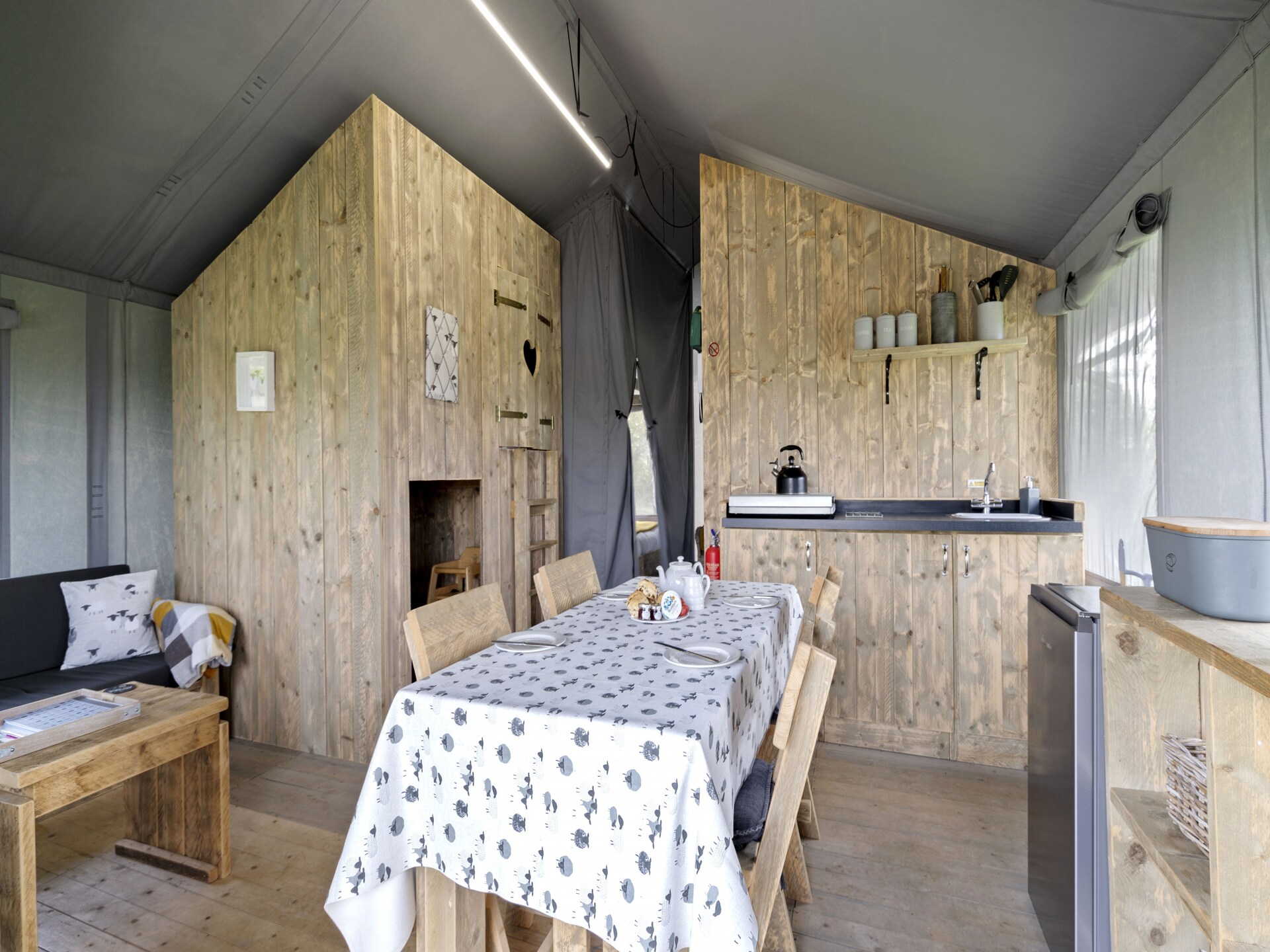 Safaritent aan meer op privéboerderij met hottub, vlakbij Hertford - foto 8