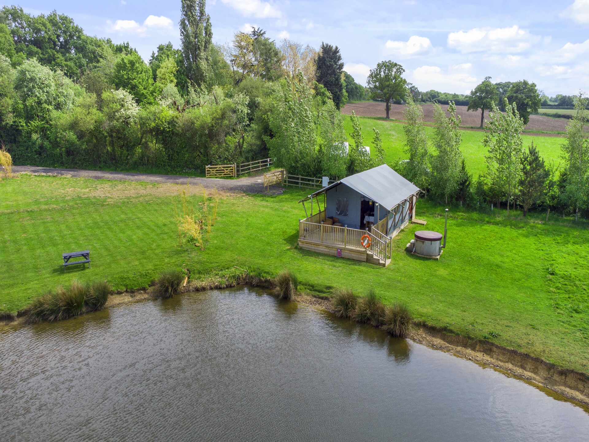 Safaritent aan meer op privéboerderij met hottub, vlakbij Hertford - foto 16