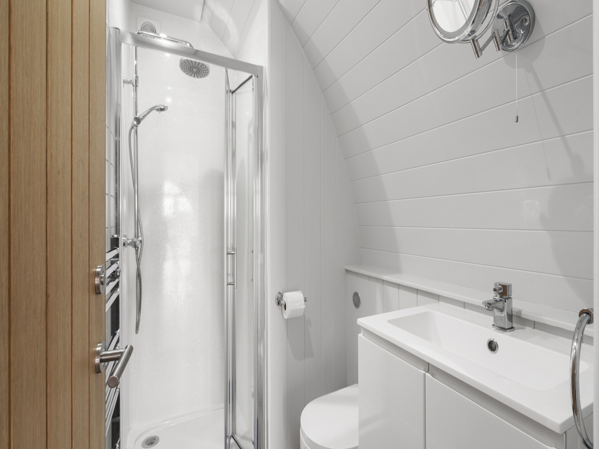 Knus chalet aan het meer met hottub en boerderij, vlakbij Hertford - foto 11