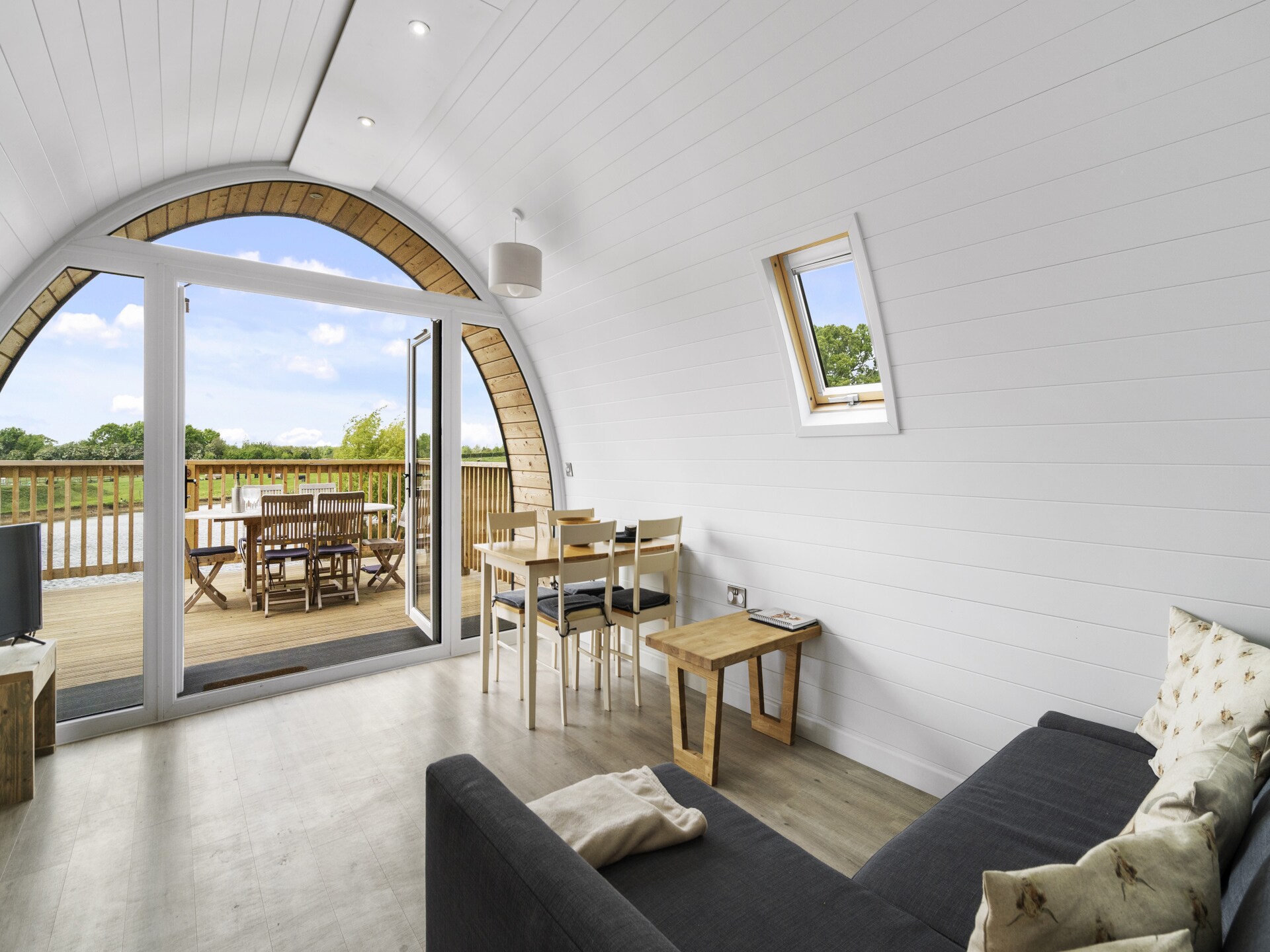 Knus chalet aan het meer met hottub en boerderij, vlakbij Hertford - foto 2