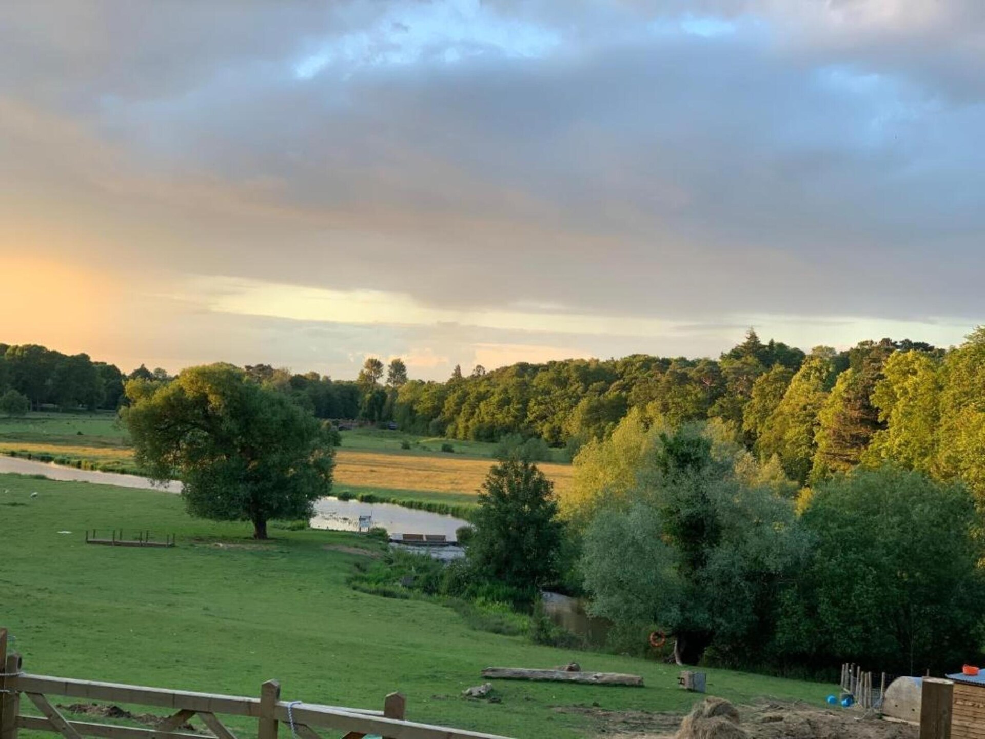Knus chalet aan het meer met hottub en boerderij, vlakbij Hertford - foto 21