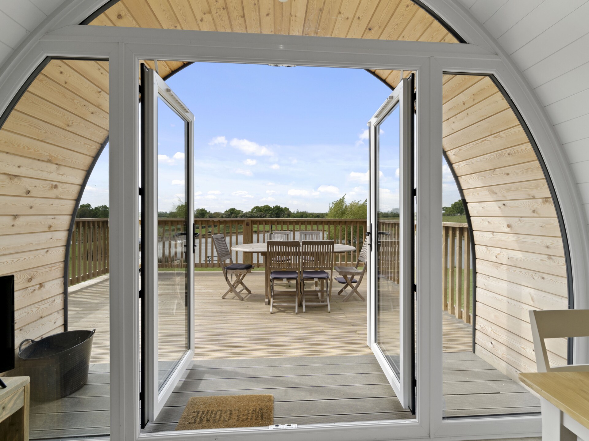 Knus chalet aan het water met hottub en uitzicht op het meer bij Hertford - foto 14
