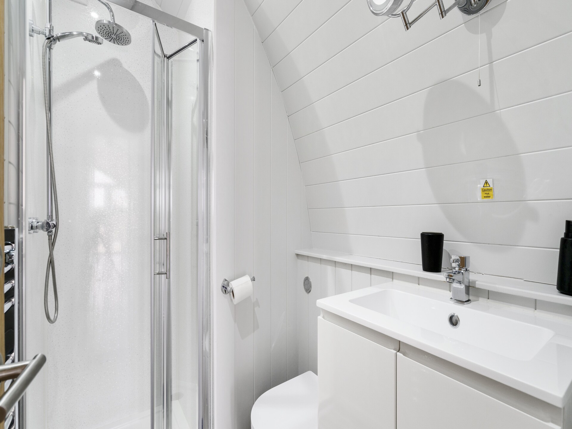 Knus chalet aan het water met hottub en uitzicht op het meer bij Hertford - foto 11
