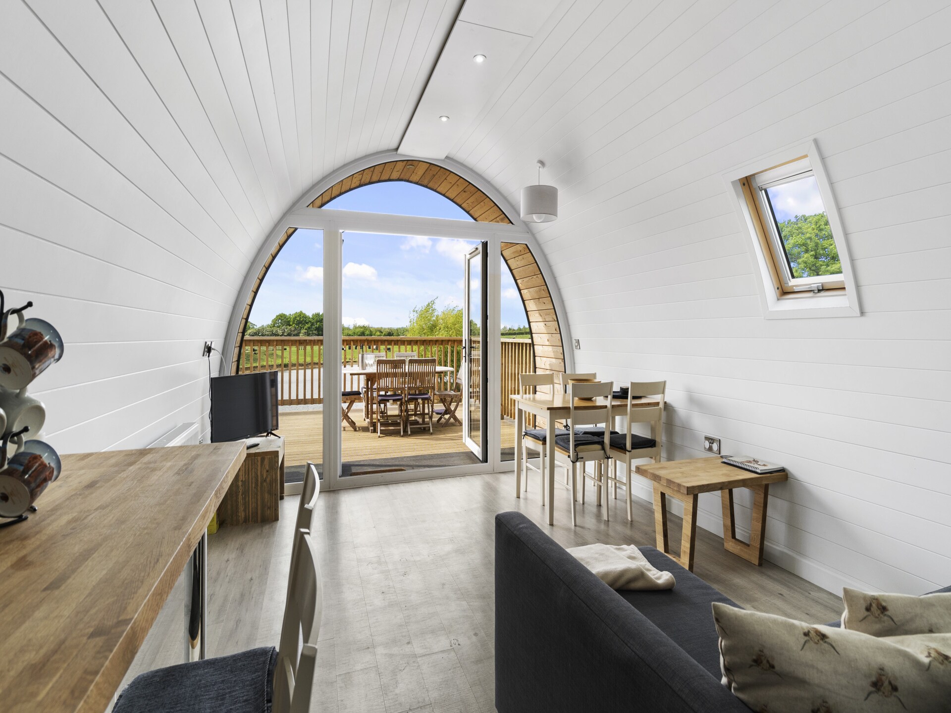 Knus chalet aan het water met hottub en uitzicht op het meer bij Hertford - foto 7