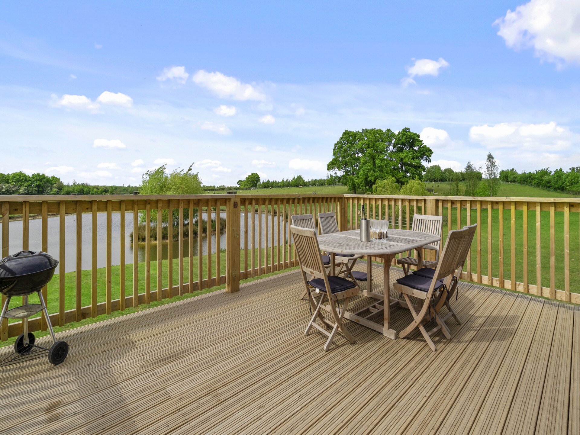 Knus chalet aan het water met hottub en uitzicht op het meer bij Hertford - foto 4