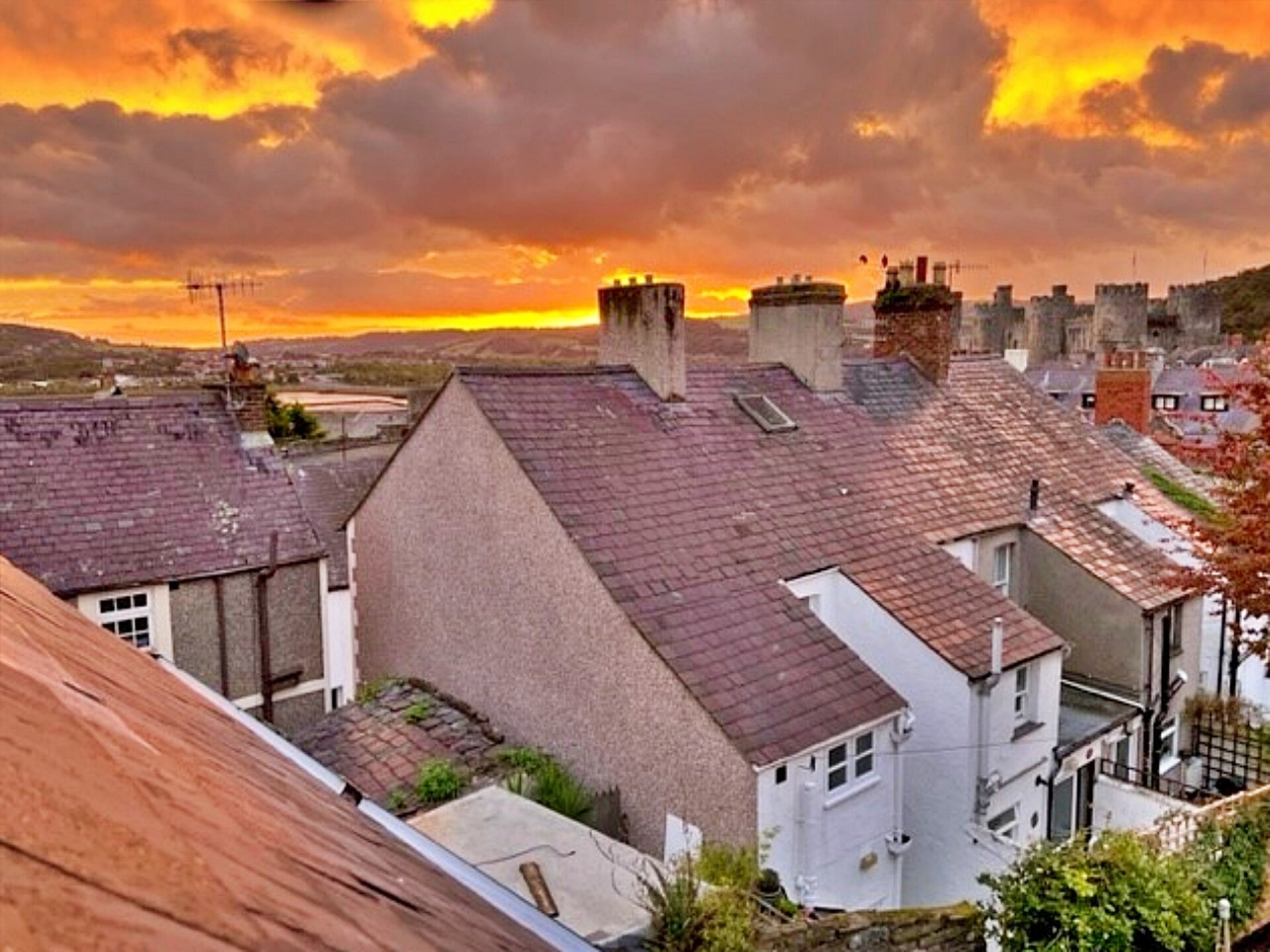 15e-eeuws landhuis in Conwy met uitzicht op het kasteel en zonnige tuin - foto 22