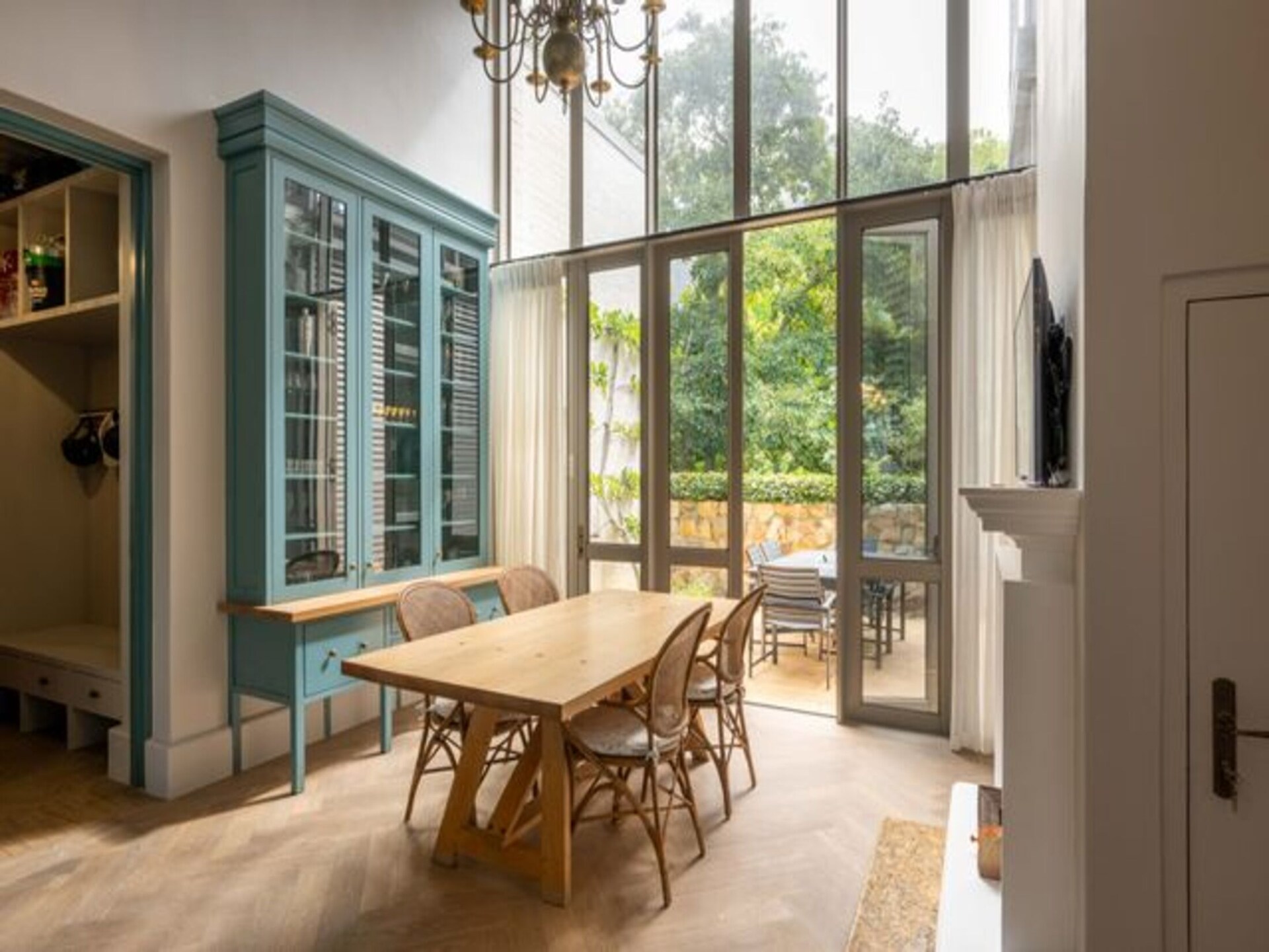 Schitterende 4-slaapkamer villa met zwembad in het prestigieuze Bishopscourt, Kaapstad - foto 14