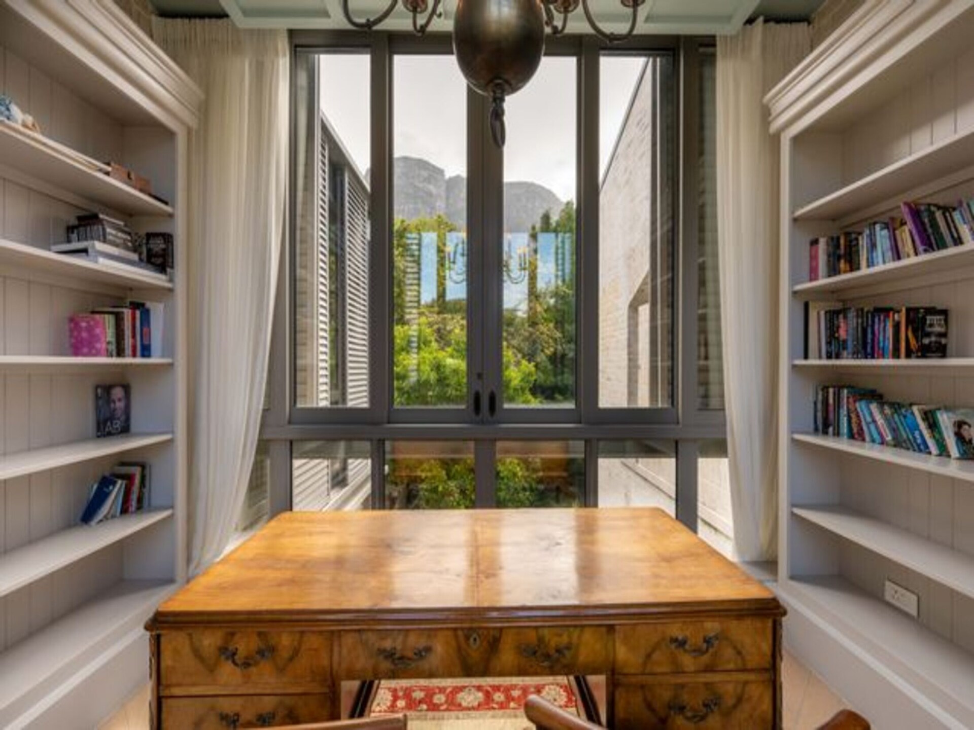 Schitterende 4-slaapkamer villa met zwembad in het prestigieuze Bishopscourt, Kaapstad - foto 19