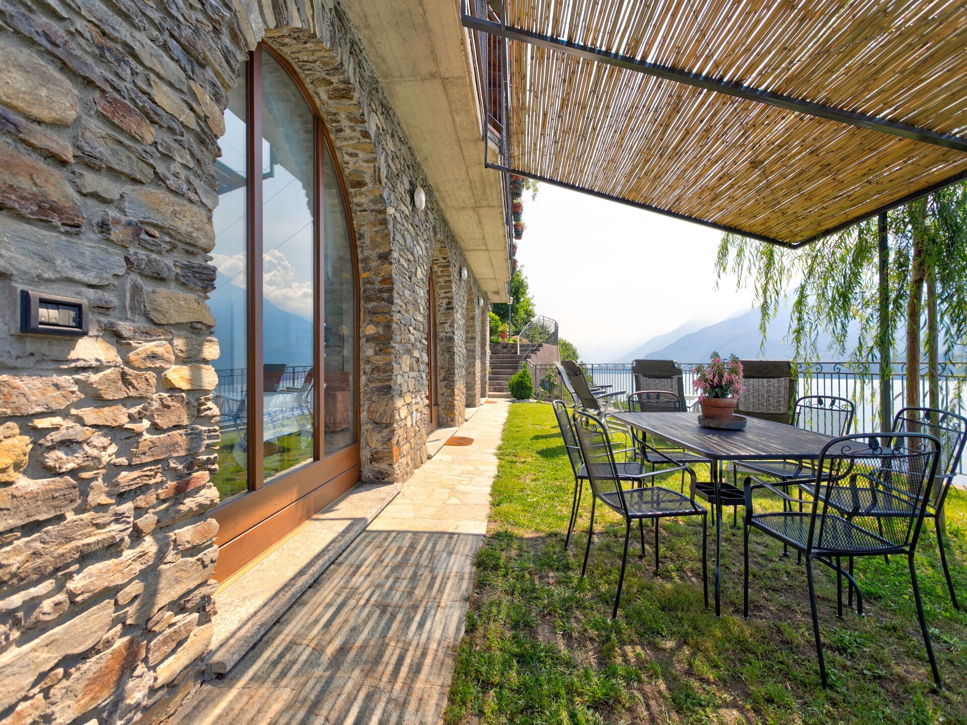 Panoramisch appartement aan het Comomeer met zwembad en tuin in Gravedona - foto 24