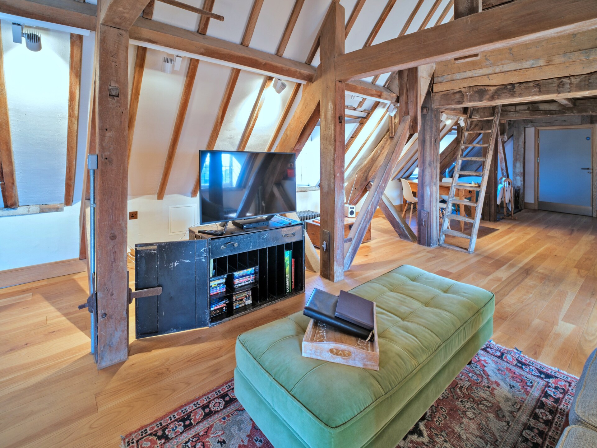 Sfeervol loftappartement in historisch stadhuis aan het marktplein - foto 4