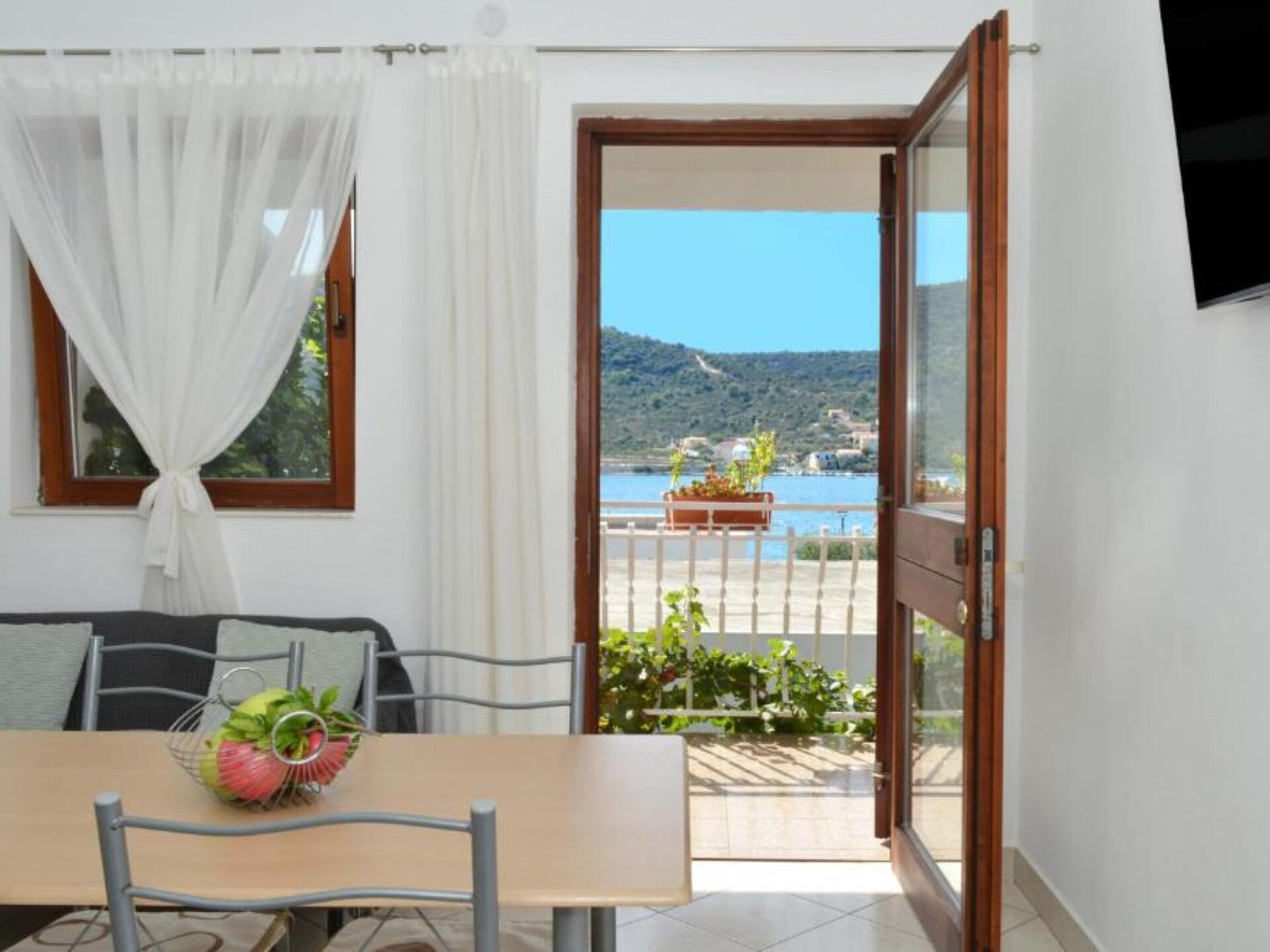Luxe appartement met balkon en zeezicht in Vinisce - foto 3