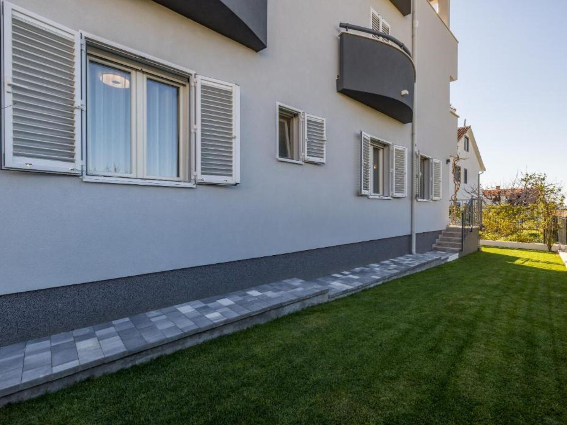 Modern appartement met tuinzicht in Kastel Kambelovac, 600m van strand - foto 11