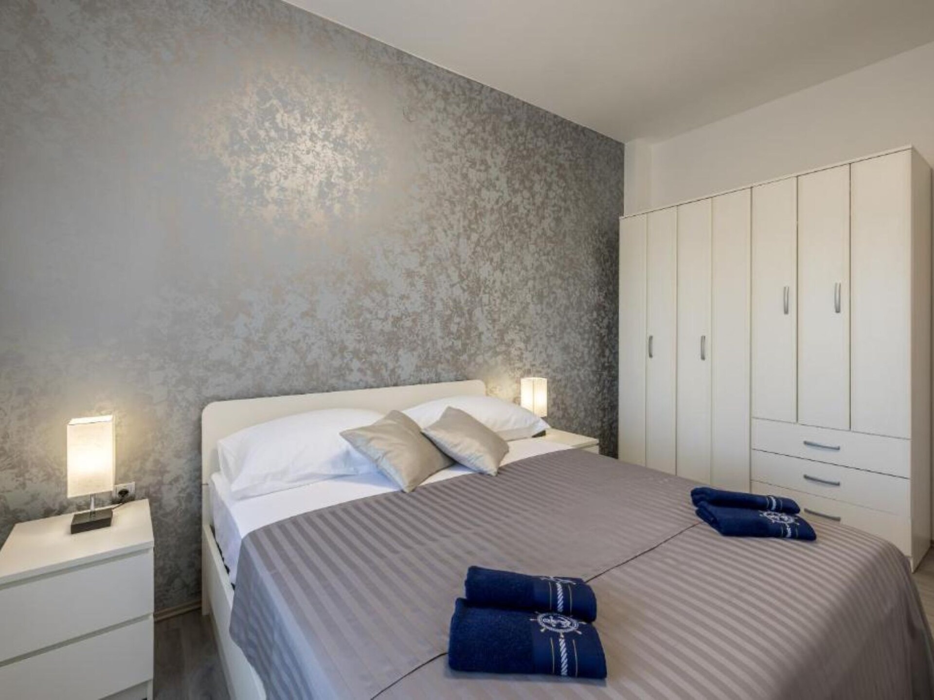 Modern appartement met tuinzicht in Kastel Kambelovac, 600m van strand - foto 2