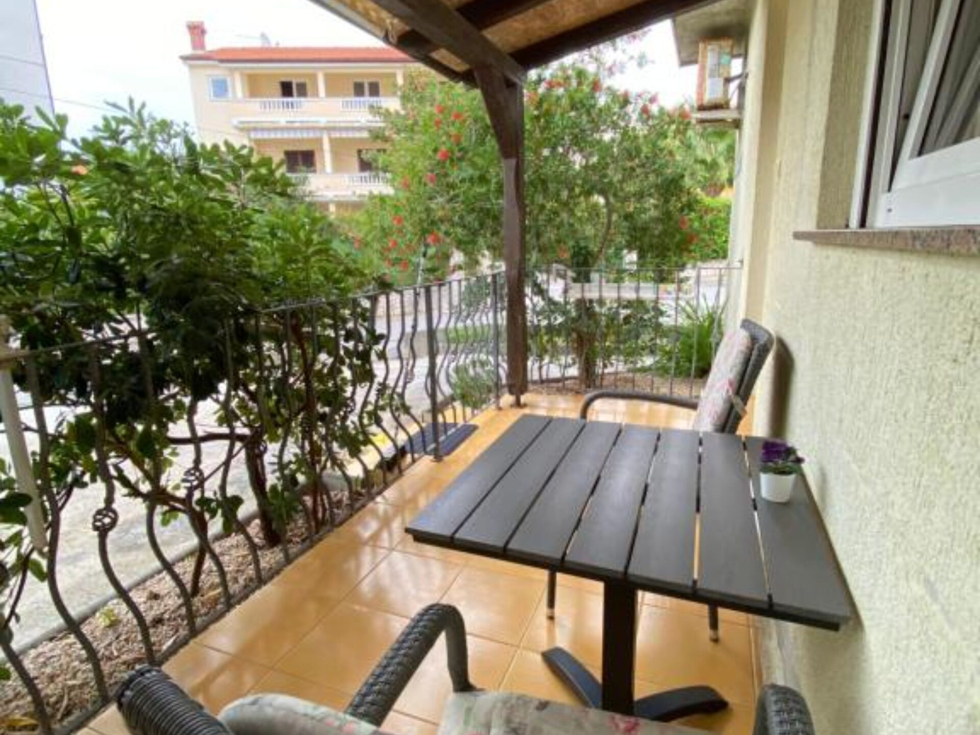 Knusse studio met balkon in Rab, op 200 meter van het strand - foto 10
