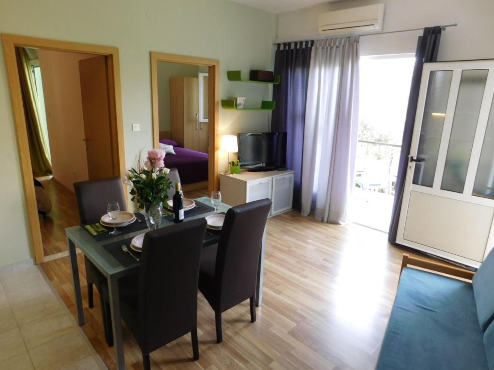 Familie-appartement met balkon op 100 meter van het strand in Podgora - foto 1