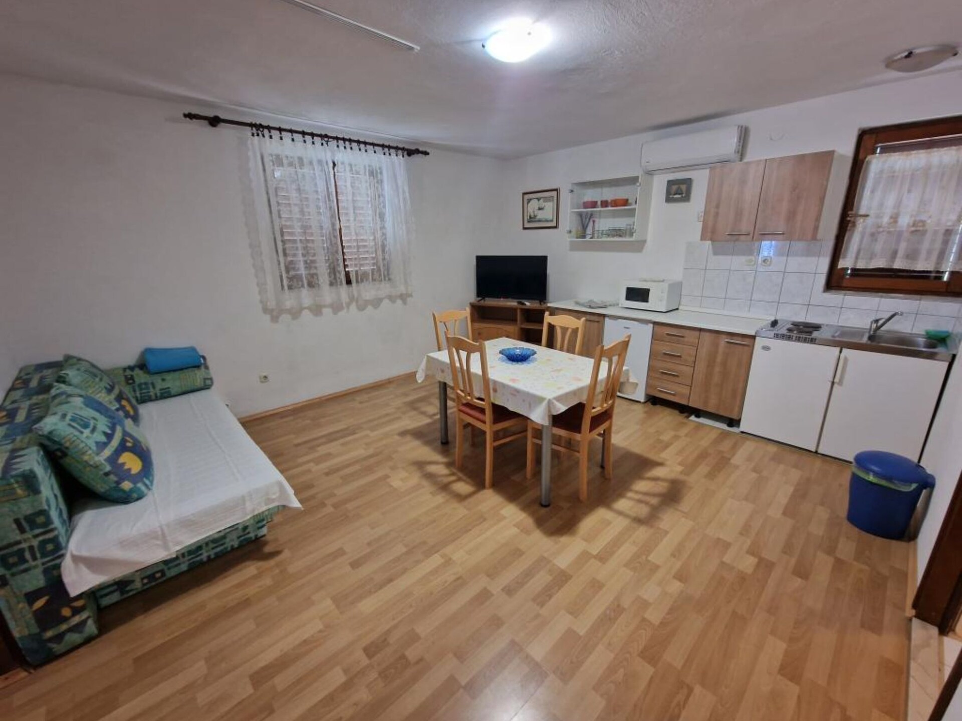 Appartement met balkon en uitzicht op zee in Gradac, vlakbij het strand - foto 1