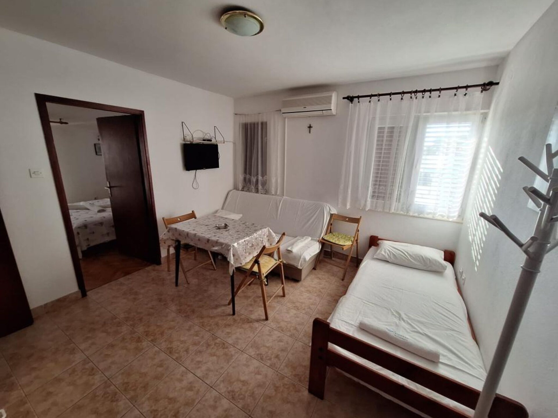 Knus appartement met terras op 300 meter van strand in Biograd - foto 1