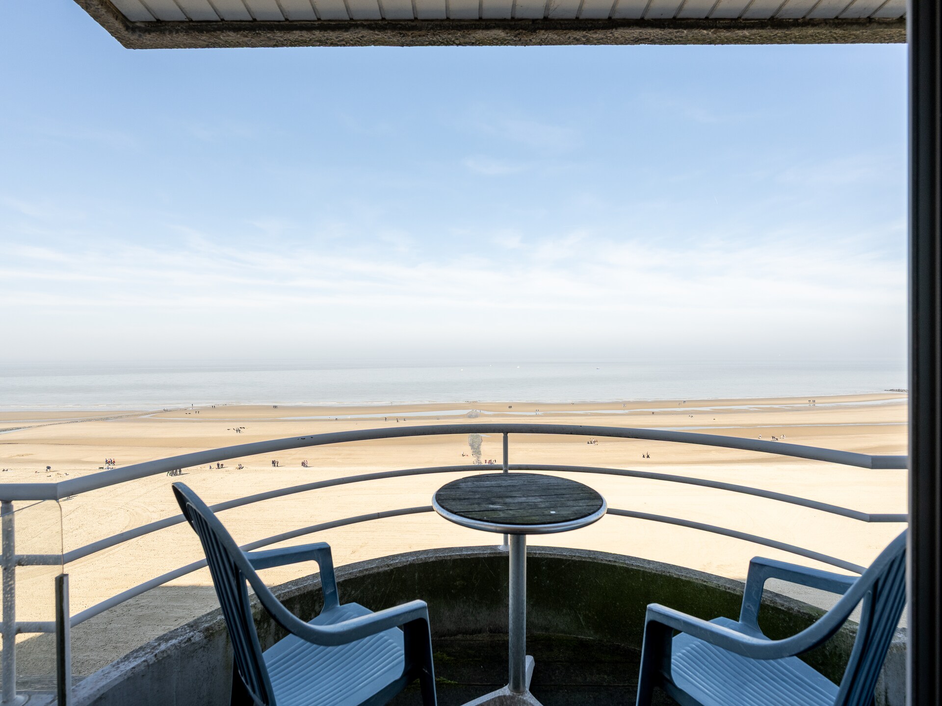 Licht appartement op de 6e verdieping met panoramisch zeezicht en twee terrassen - foto 3