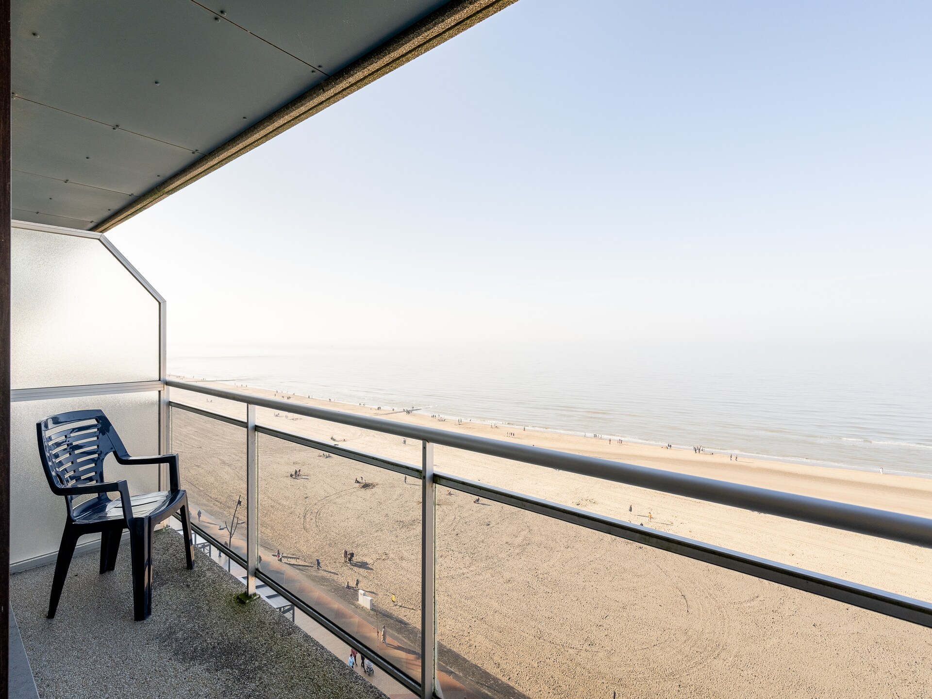 Zonovergoten appartement op 9e verdieping met panoramisch zeezicht in Blankenberge - foto 17