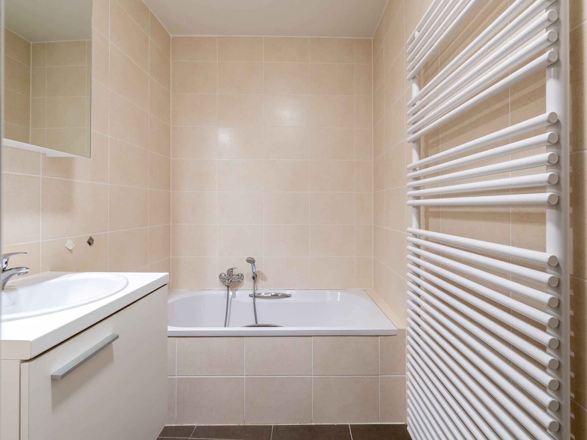 Modern appartement in Blankenberge met zijdelings zeezicht, terras en parkeerplaats - foto 14
