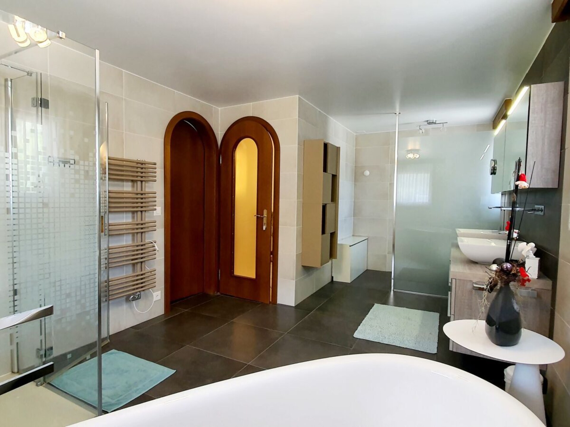 Ruime 7-slaapkamer villa met romantische bogen en bergzicht in Steg - foto 10