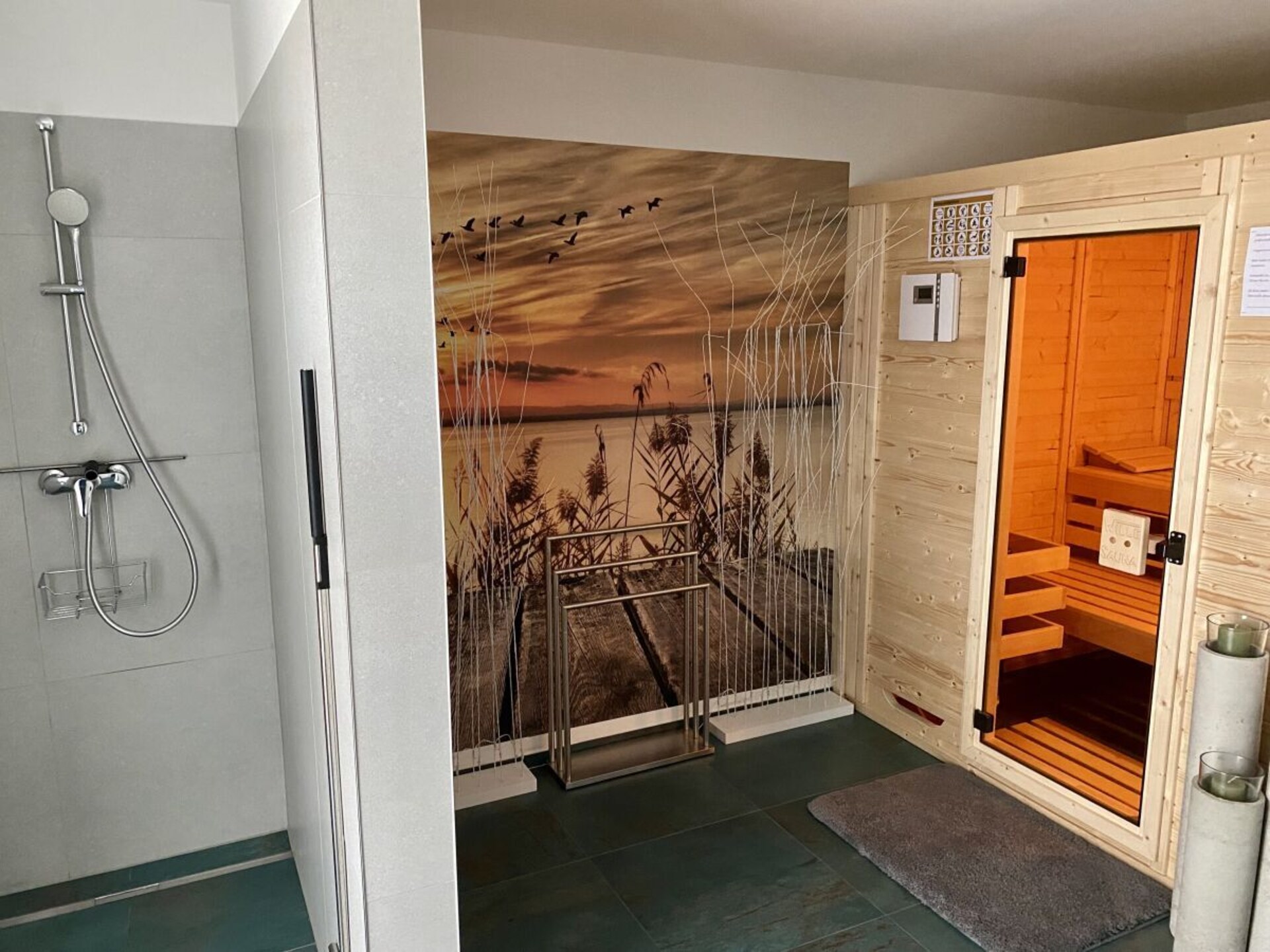 Modern houten vakantiehuis met sauna en zicht op het Great Warinermeer - foto 15